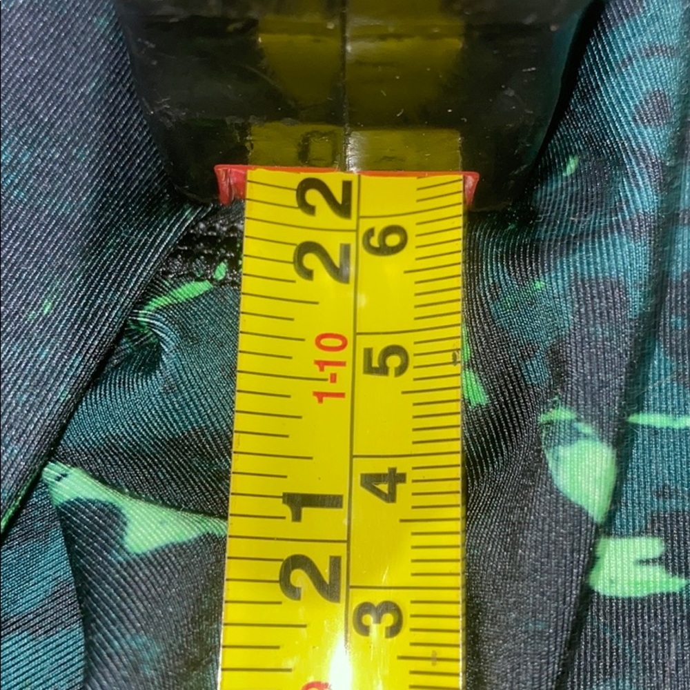 ‼️Beautiful Camo/Green Athletic Capri - Picture 3 of 6